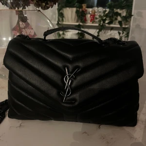 Ysl väska -  Säljer denna jättefina helsvarta ysl-liknande väskan. Den är i den större modellen och i nyskick 