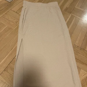 Ijus beige kjol från Shein  - Kjol med slits tror ja de heter, sitter bra o fint men inte min stil längre🩷 därav säljer.