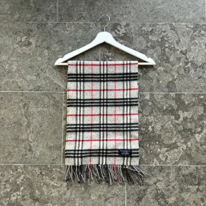 Burberry halsduk - Säljer nu denna grymt schyssta burberryhalsduk. Så gott som ny i skicket! Inget og, bara halsduken. Noggran legitcheck har gjorts av oss samt vår leverantör. Tveka inte på att höra av dig vid frågor!