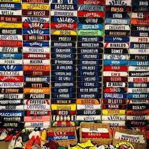 Säljer fotbollströjor, skriv i chatten vilken tröja du vill ha sant med vilket tryck där bak. Leveranstiden är 2 veckor.  Säljer även retro tröjor 