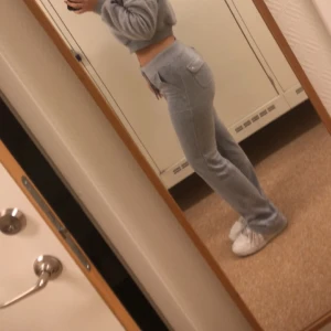 Juicy couture byxor - Jag säljer nu mina juicy byxor som är i ett väldigt fint skick. Dom är lite långa på mig som är 158. Skulle uppskatta storleken som 160 . Enkla att tvätta men får ej torktumlas. Ny pris 1200 då dom köptes på Nk 