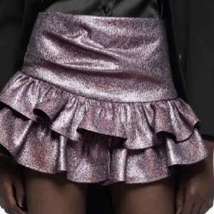 Jag söker denna kjolen i lila. Priset kan diskuteras. Storlek M helst