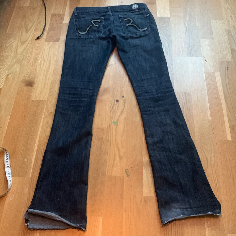 Lågmidjade bootcut jeans från Rock & Republic med fina detaljer på fickorna🌸 Uppsprättade där nere och omsydda i benen av tidigare ägare, därav lägre pris💖 Midja: 39cm Ytterben: 108cm Innerben:87 Benöppning:21cm. Jeans & Byxor.