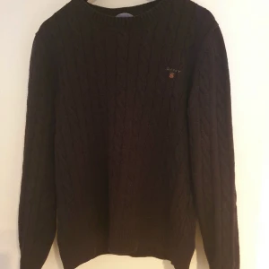 Stickad Gant tröja - Tjena säljer denna stiliga gant tröja eftersom att den blivit för liten. Den passar perfekt men en pike eller skjorta under och är i 9/10 skick. Passar S så väl som Xs. 