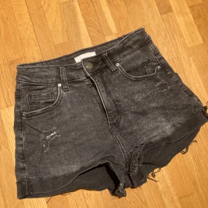 Jeansshorts  - Korta grå/svarta stretchiga shorts