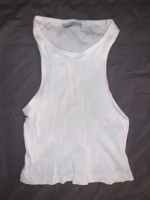 Vit topp - Vit enkel men fin kortärmad topp/linne.