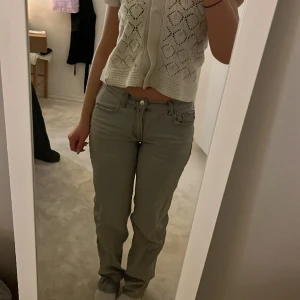 Low waist jeans - Gråa lågmidjade Jeans från Gina, storlek S. Använda ett fåtal gånger🩷(Är 162)  Nypris: 500 kr