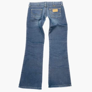 Lowwaist bootcut  - Lågmidjade bootcuts ifån Wrangler Midja: 84cm Innerben: 77cm  261