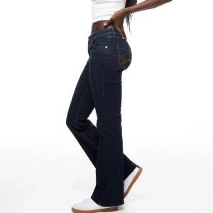 Lågmidjade jeans  - Säljer dessa lågmidjade jeans då de inte kommer till användning. Använd 1 gång så nyskick. De är små i storleken använder vanligtvis 36-38.