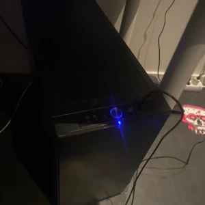 Dator - Gtx 990  3 terabyte storage 16 gb ram Intel(R) Core(TM) i7 4790K CP (Prata innan köp)
