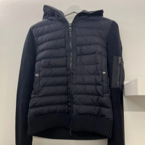 ⭐️Moncler cardigan⭐️ - Säljer nu denna moncler jackan. Den är använda 2 gånger. Alltså nästan hlet ny. Den har en riktigt bra fick under loggan på armen som är perfekt för plånbok eller mobil. Det är bara att höra av sig vid frågor om jackan eller om man vill ha fler bilder🎉🎉🎉