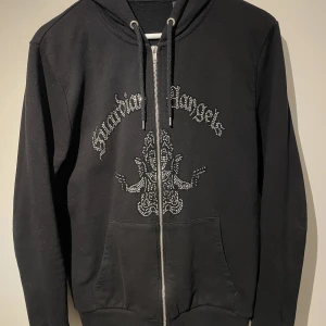 Rhinestone hoodie - Rhinestone tröja från bling lucid. Väldigt sparsamt använd, inga defekter och alla stenar sitter kvar. Säljer pga att den aldrig kommer till användning längre. Nypris 699kr