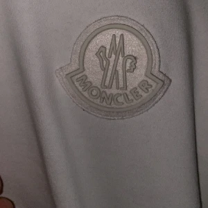 Moncler hoodie - Moncler hoddie inköpt från farfetch för 2 veckor sedan använd 0 gånger