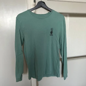 Vans tröja  - Tröja från Vans i fint skick, endast använd 2 gånger 