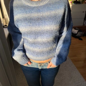 Blå stickad tröja - Blå stickad tröja i olika nyanser. Från h&m i storlek small!