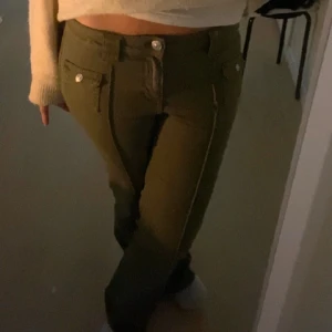 mörkgröna jeans  - INTRESSEKOLL på dessa sjukt snygga jeans från h&m. Lägger ut för att se om nån är intresserad då jag inte längre har användning för dessa jeans. Sparsamt använda, har inga defekter storlek 40 men passar 38 & 36.  Slutsålda på hemsidan 