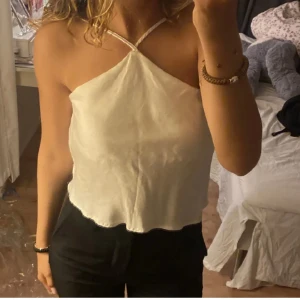 Satin topp  - Fin satin topp från Bershka som har öppenrygg🥰