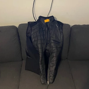 Säljer Parajumper väst  - Säljer en Parajumper väst i nyskick. Inga hål, märken eller liknande. Kan skickas och mötas upp. 