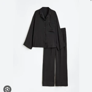 Pyjamas sett - Köpt tidigare i år men sparsamt använd!💗inga defekter förutom att det är några trådar som syns på insidan osv💕