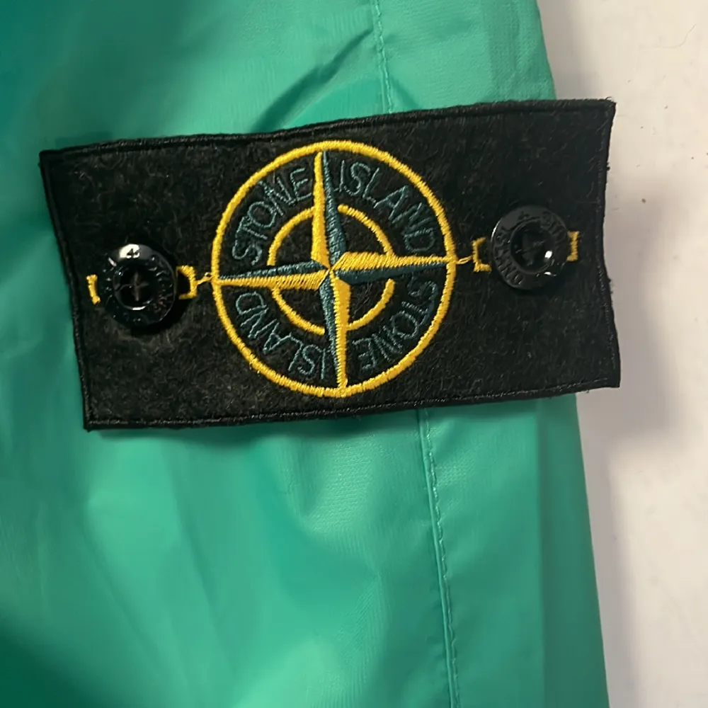 Säljer min stoneisland regn jacka den är helt ny taggen sitter kvar köptes på en resellstore i England. Köptes för 399 pund vilket motsvarar 5070kr. Storlek L passar 175-185 skulle jag påstå.  Skriv för mer bilder och pris.   . Jackor.