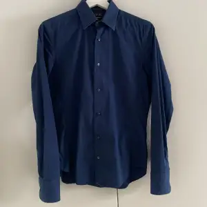 Jättesnygg skjorta från Zara, bekvämt marinblått tyg som inte skrynklar. Storlek S. Använt men väldigt gott skick. Kommer med två extra knappar. Frågan gärna om du undrar något! Pris kan diskuteras vid snabb affär!