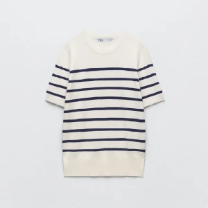 Zara stickad tröja - Säljer min stickade tröja från Zara. Säljer den pågrund av liten användning, tröjan har används få gånger alltså är den i nysick, nypris är 300kr och jag Säljer min för 220 kr med frakt 