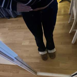 Mörkblå/Svarta lågmidjade bootcut jeans från märket Amisu. Använda sparsamt, inga defekter.🤍