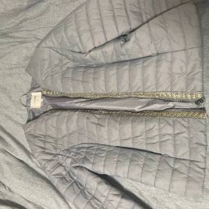 Jacka - Säljer min jätte fina jacka från Cream eftersom den inte används längre. Ny pris var 800kr. Jag säljer för 400. Köparen står för frakten. Kom privat för fler bilder
