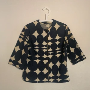 Mönstrad tröja ish - Tröja med dragkedja och trekvartslånga armar. Använd men bra skick.