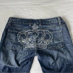 Victoria Beckham Jeans - Victoria Beckham Jeans. Dem är lowwaist och små i storlek💕 Midja:76-77 innerbenslängd: 76 . Dem passar inte så kan ej skicka bild på💕