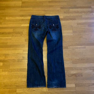 Born in los Angeles - Feta bootcut baggy jeans. Fet wash på dom. Liknar typ rock revial eller olimp jeans. Storlek 34/34. Tryck gärna på köp nu😃priset går att diskuteras vid snabbt köp