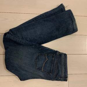 Snygga Jacob Cohën jeans i storlek 34. Enda defekten är lite tråd längst ned men annars väldigt bra skick. Säljer pga att de är för små. Nypris ca 4000. Hör av dig vid frågor eller om du vill ha fler bilder.