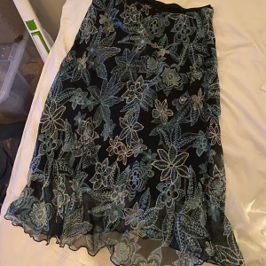 blommig långkjol - skit söt kjol. den sitter bra ner till fötterna på mig o jag e 158. knappt använd. skick 8,5/10