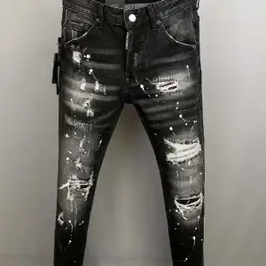 DSquared2 Black Ripped Jeans, oanvända och i perfekt skick. Säljes då de är för stora och inte passar mig. Ge din stil en rebellisk touch med dessa jeans i nyskick. För mer information, vänligen fråga.