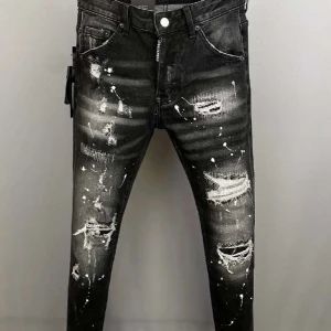 Dsquared 2 Black Ripped Jeans - DSquared2 Black Ripped Jeans, oanvända och i perfekt skick. Säljes då de är för stora och inte passar mig. Ge din stil en rebellisk touch med dessa jeans i nyskick. För mer information, vänligen fråga.
