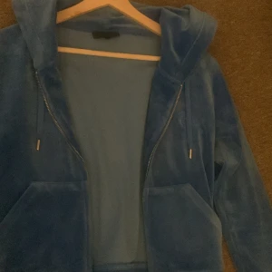 Juciy kofta blå - Fick den i present men gillar inte så mycket eftersom att den inte passar mig så bra. Är i väldigt bra skick. Den är jätte fin och i storlek S