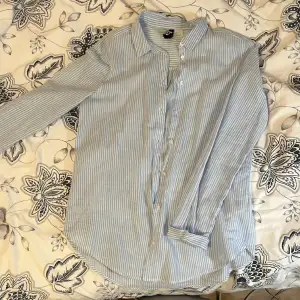 En tunn och skön blårandig skjorta som är helt oanvänd från HM 🤍💙