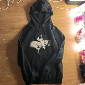 Billie Eilish huddie - Bra skick och super fin! 