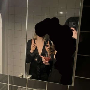 Klänning  - Hej! Säljer min klänning eftersom den aldrig kommer till användning. Köpte den förra året inför nyår på Gina. Endast använd en gång. Fortfarande väldigt fint skick. Kostade 399kr vid inköp men lägger ut den för 250kr storlek 36