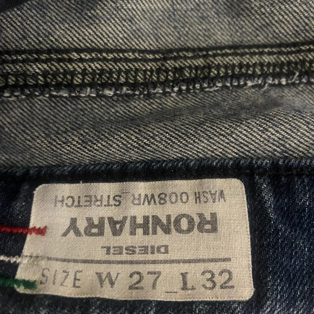 Säljer ett par lågmidjade diesel jeans köpa på Vinted !tror inte att de är äkta! Jätte små i storleken! Har inga bilder på då de är försmå för mig!💕det står i jeansen att de är 27/32 men de är betydligt mycket kortare än det. Jeans & Byxor.