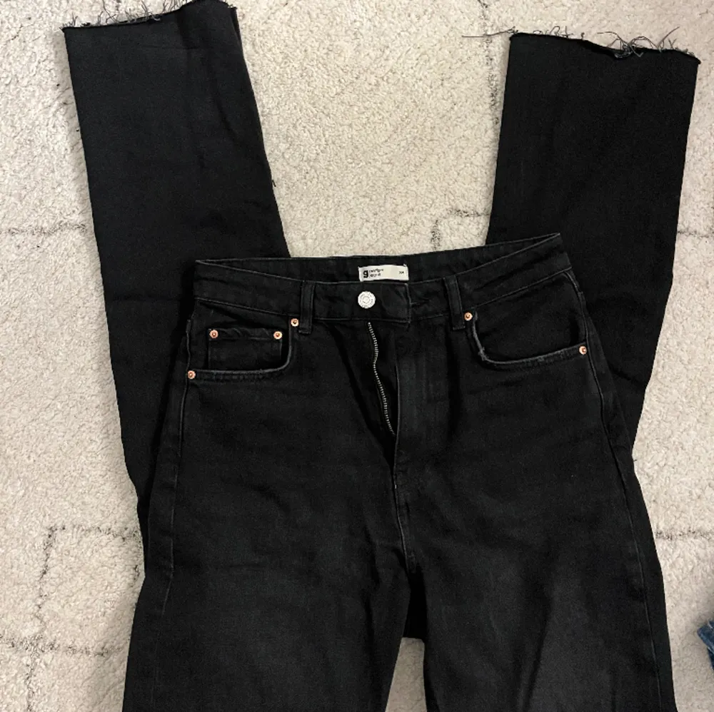Svarta jeans från Gina tricot, raka i modellen med slits nertill. Storlek 36💗. Jeans & Byxor.