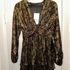 Zara klänning  - Helt ny zara klänning köpt i Paris. Tyvärr för liten därav säljer jag den. Ny pris: 50£ ca 650kr. Säljer för 500kr. Slut på Zarah hemsida. 