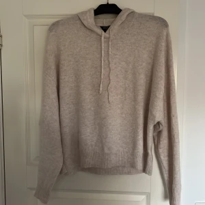 Stickad huvtröja  - Säljer min jättesnygga stickade huvtröja som aldrig använts! Hör av dig för fler bilder (nypris 399) 