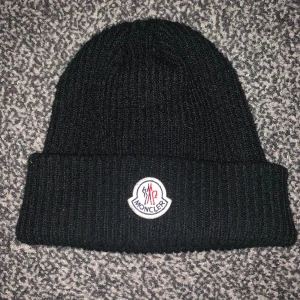 Moncler Mössa - Knappt använd, öppnad från påsen för 2 veckor sedan.  400 pris kan diskuteras: Möts upp i Växjö”