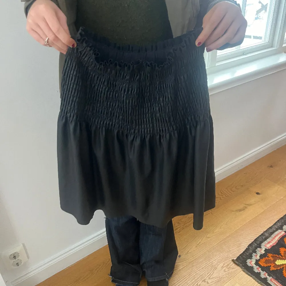 Jättesnygg kjol från Zara barn i storlek 13-14 (164 cm) men passar S💓. Kjolar.