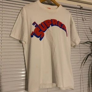 Supreme T-shirt - Väldigt cool och ovanlig ”It’s Supreme” T-shirt. Äkta! Storlek L. DM vid frågor eller fler bilder. OK condition 