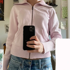 Ljusrosa huvtröja - Jätte fin och gullig huvtröja från esprit. Den är i nyskick och har inga defekter!