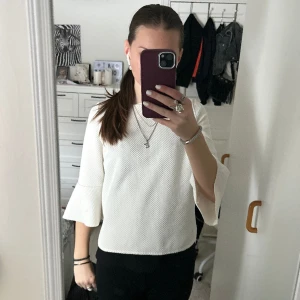 Vit blus - Säljer min jättegulliga blus som jag inte använder längre, köptes på zara för 399kr och säljer för 200kr!!🤩