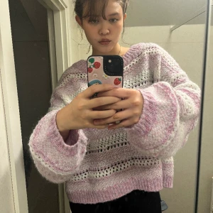 Vero Moda  - Vero Moda stickade tröja som inte kommit till användning. Den är i bra skick  ,fast de finns 3 trådar som sticker ut på utsidan. Stolek L och sitter som oversize på mig.💕