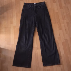 Svarta jeans lager 157 - Säljer mina föredetta favorit jeans då de blivit för små. Modellen "boulevard", storlek M. De har ett litet hål på slutet av ena benet men annars i bra skick!